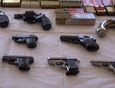 Εξαρθρώθηκε σπείρα παράνομου εμπορίου όπλων - Κατασχέθηκαν μέχρι και αντιαεροπορικά βλήματα! (φωτό)